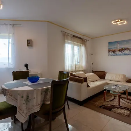 View 2 By Guide Apartman *